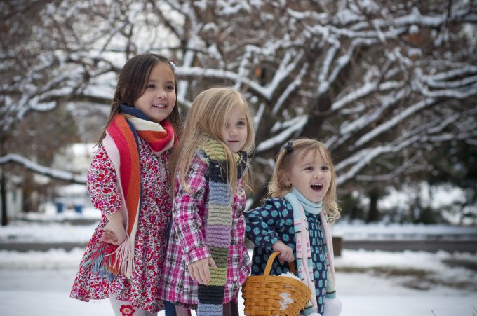 Dziewczynki ubrane w strój zimowy