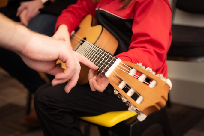 Nauka gry na gitarze dziecka